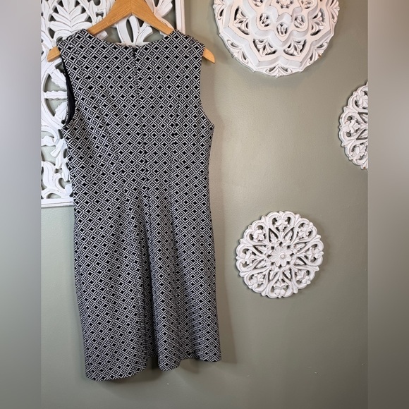 Adrianna Papell Geometric V Neck Textured Sheath Dress Black White 10 - Picture 8 of 9
